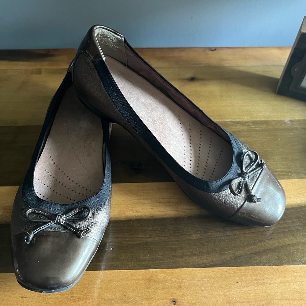 CLARK’S BRONZE COLORED FLATS SZ 9